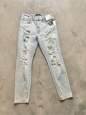 NWT Aeropostale Aero High Rise Curvy Jegging 14R Light Wash Distressed Jeans